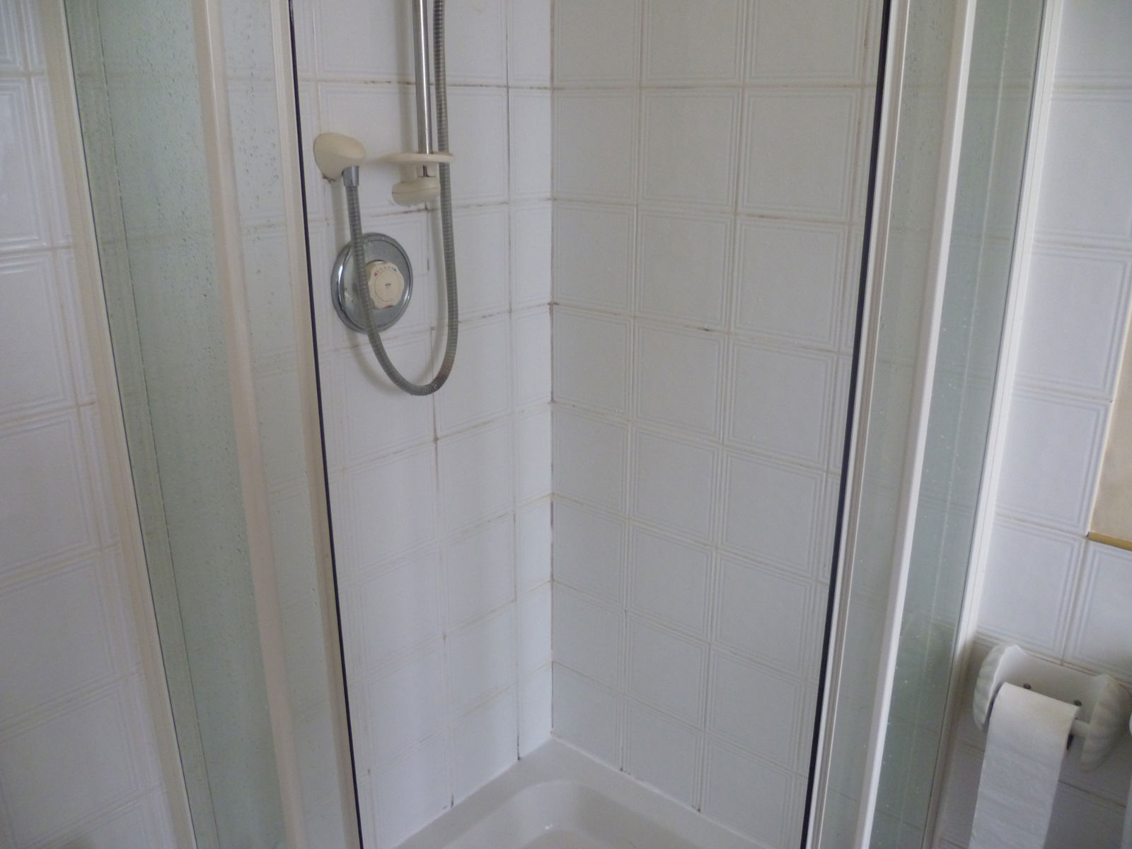 Gruby Ceramic Tiled Shower in Bishopton Before