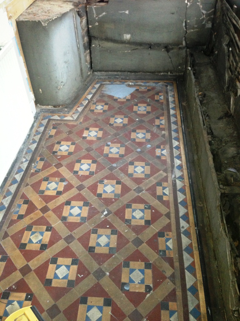 Victorian-Tiled-floor-in-Glasgow-Before-cleaning